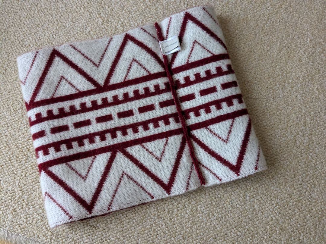 匿名配送　新品未使用　UTO カシミヤネックウォーマー 幾何学模様 取扱説明書付