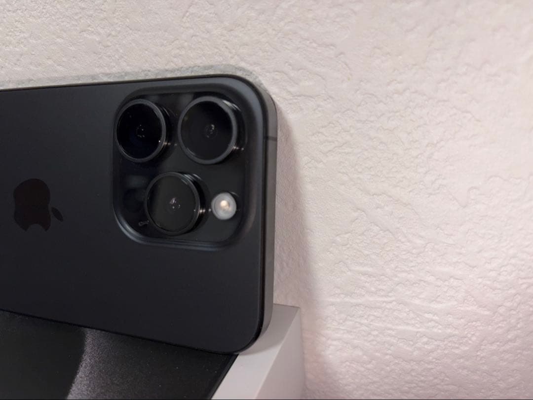 【極美品】iPhone15 Pro ブラックチタニウム　128GB 本体