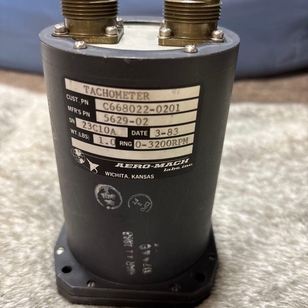 ビーチクラフト社製　航空機エンジン回転計