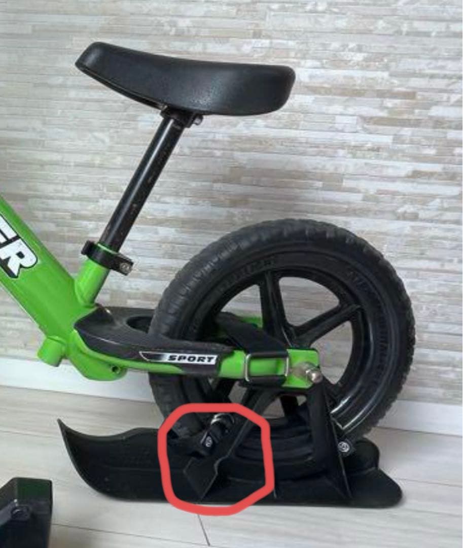 ストライダー12x　グリーン　スノー　スタンドつき