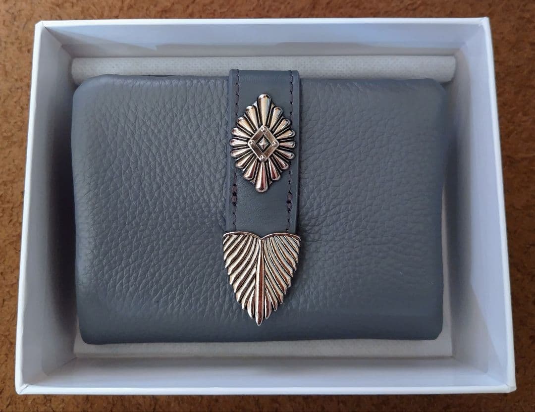 イアパピヨネ バックル折り財布 グレー