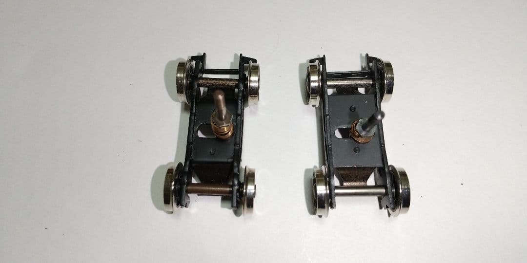 二軸先台車✕２、 従台車 １、テンダー台車✕２、他パーツ。HOゲージ。