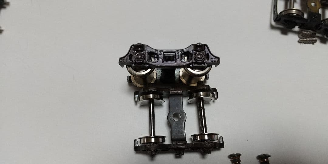 二軸先台車✕２、 従台車 １、テンダー台車✕２、他パーツ。HOゲージ。