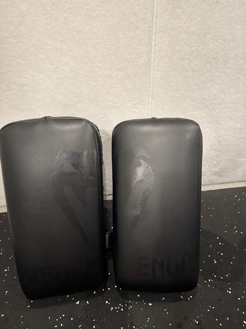 Venum ブラック キックミット