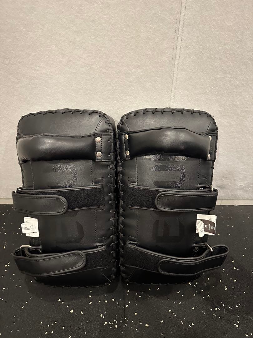 Venum ブラック キックミット