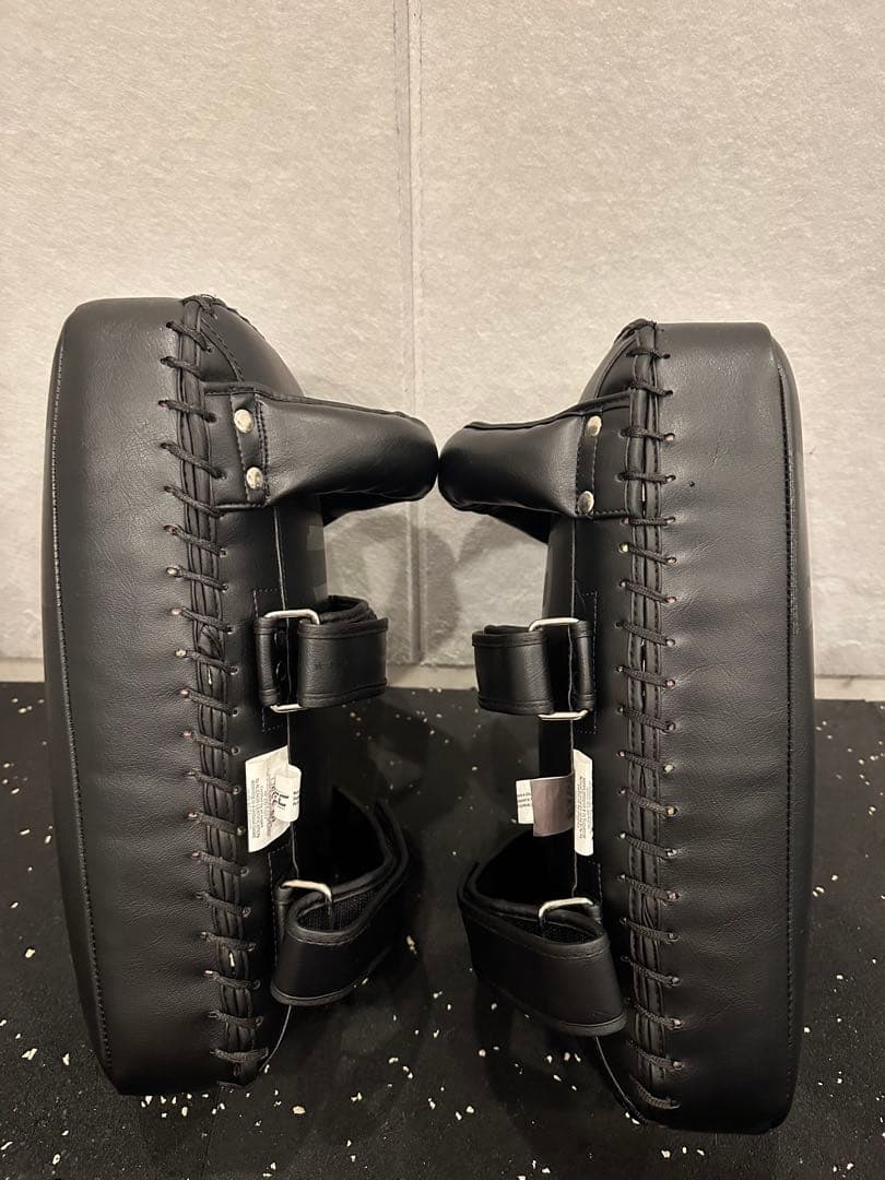 Venum ブラック キックミット