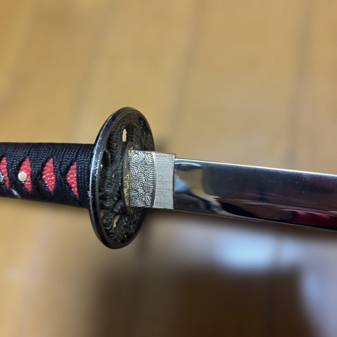 赤い刀 金色の鍔 紫色の台座