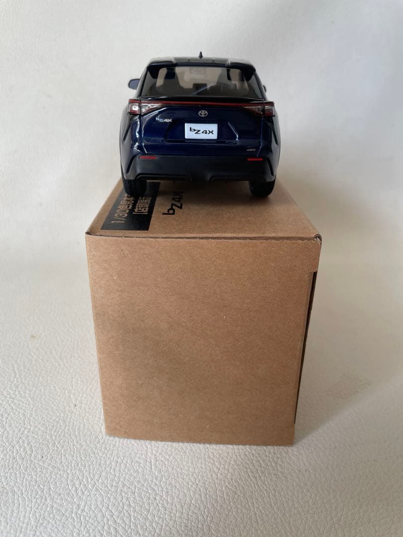 トヨタ bZ4X ⑤ 2MT 202 ブラック × 8S6 ダークブルーマイカ