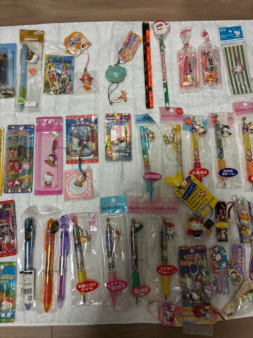 ご当地キティ等のまとめ売り　ボールペン、シャーペン、ストラップなど　90個以上
