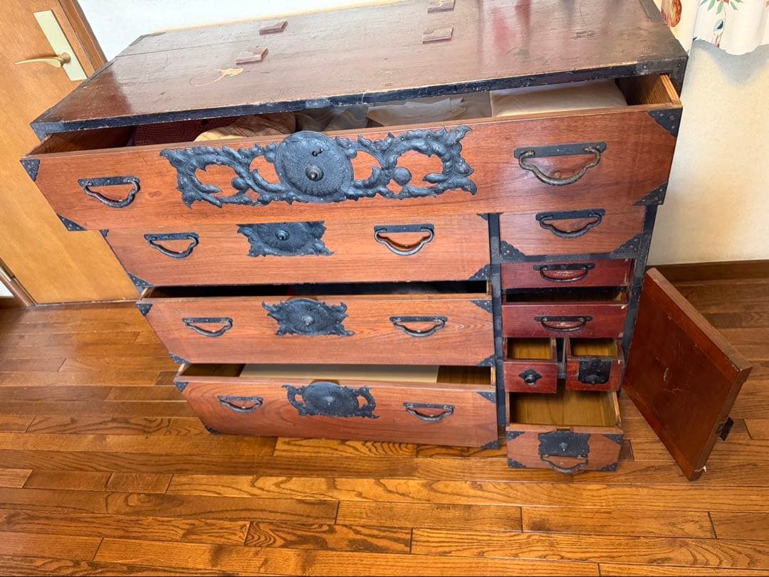 日本家具　衣装箪笥　巨匠作品　芸術美術　骨董　アンティーク天然無垢？けやき？欅？