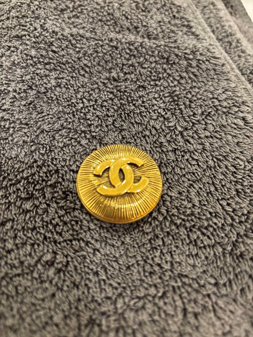 【うみ】CHANEL ゴールド ロゴ ブローチ ヴィンテージ
