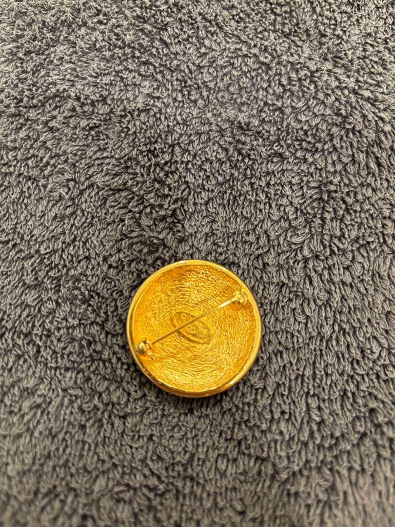 【うみ】CHANEL ゴールド ロゴ ブローチ ヴィンテージ