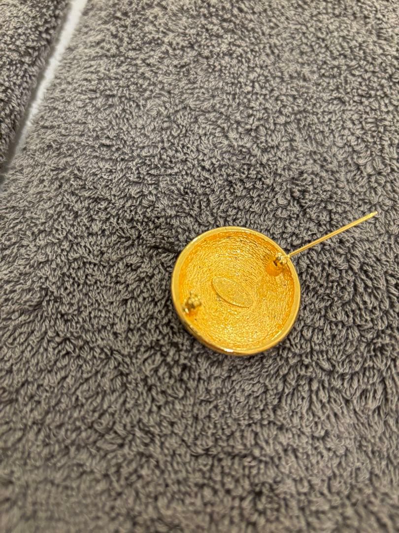 【うみ】CHANEL ゴールド ロゴ ブローチ ヴィンテージ