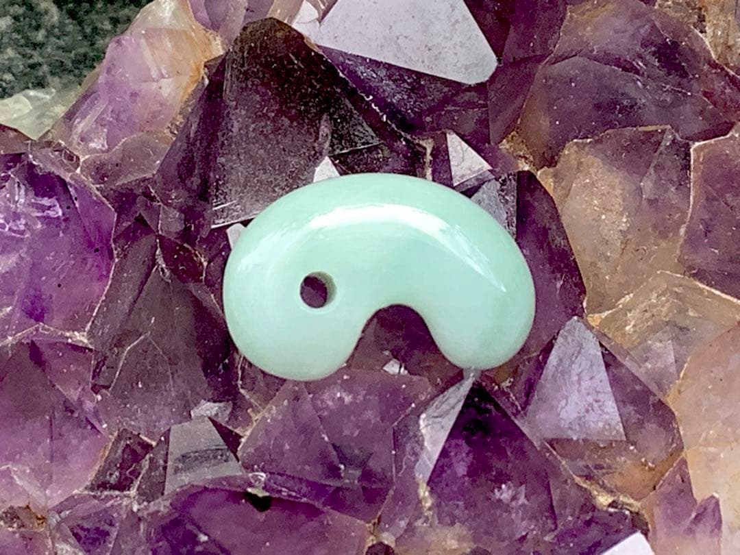 ✳本物の守護石をお身近に‼️ 出雲型糸魚川翡翠勾玉50万円以上の端材使用　鑑別書付