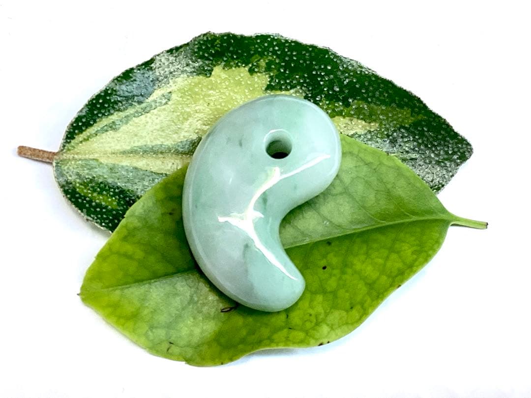 ✳極上*緑輝石一色の透過‼️ 糸魚川翡翠勾玉　本物天然無垢のジェダイト　鑑別書付‼️