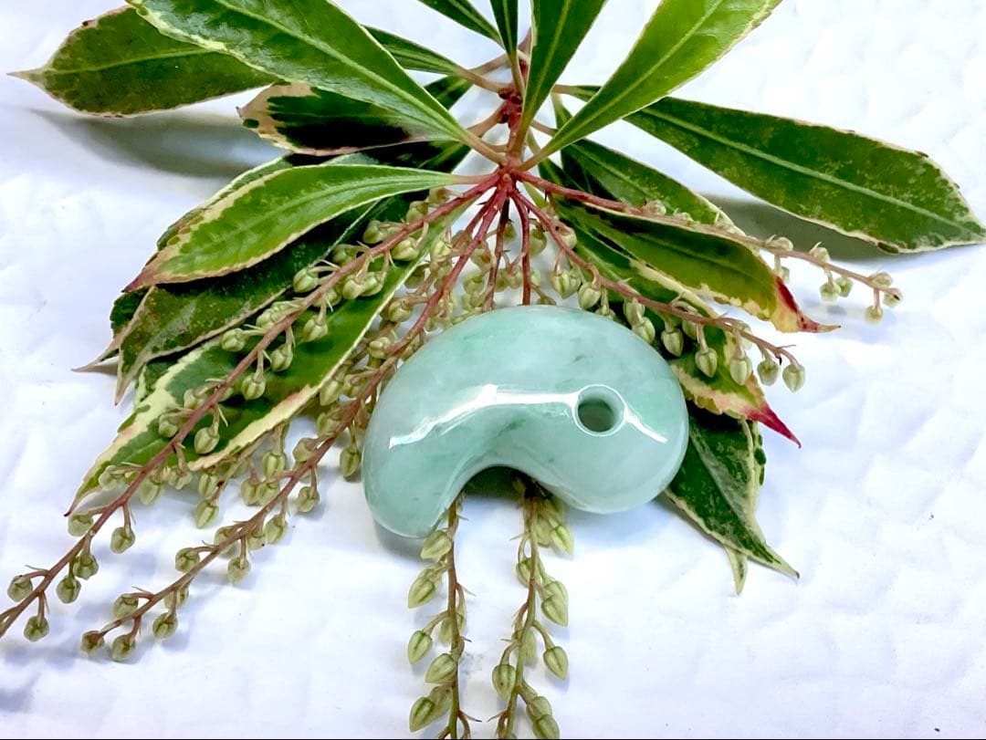 ✳極上*緑輝石一色の透過‼️ 糸魚川翡翠勾玉　本物天然無垢のジェダイト　鑑別書付‼️