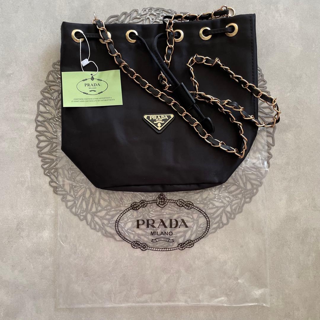 PRADA プラダ 巾着ショルダー 黒。