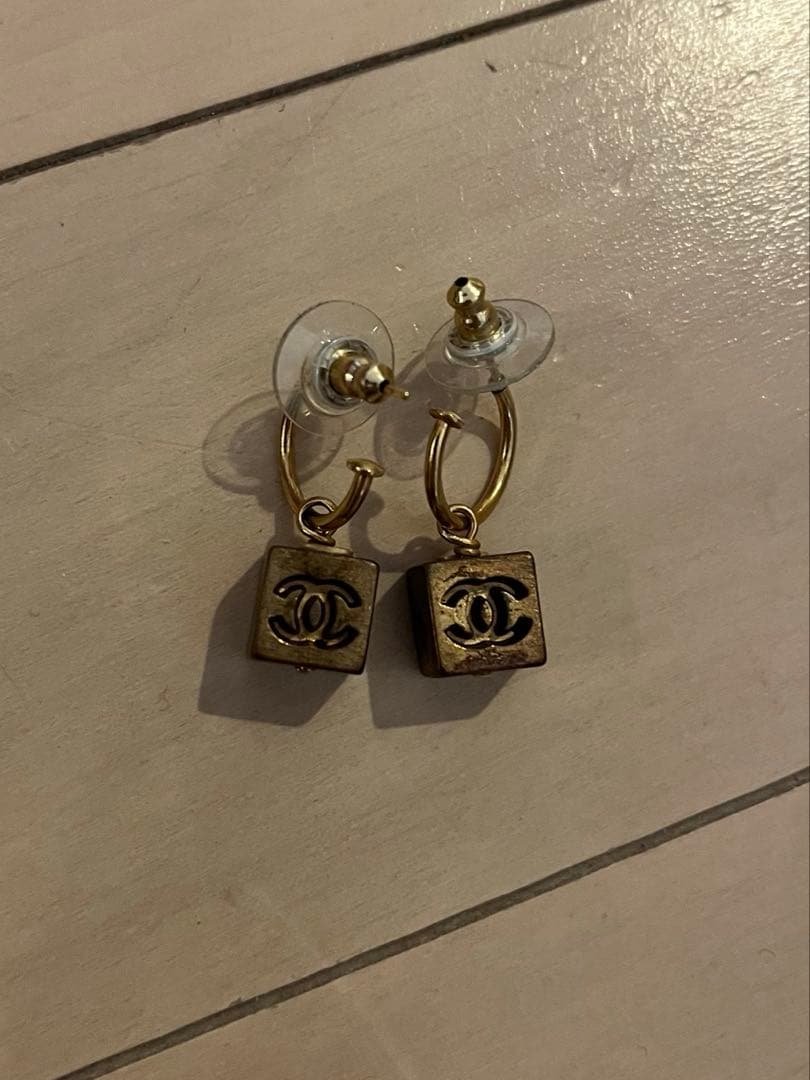 ジャンク　CHANEL ロゴ入りフープピアス　キューブ　ゴールド