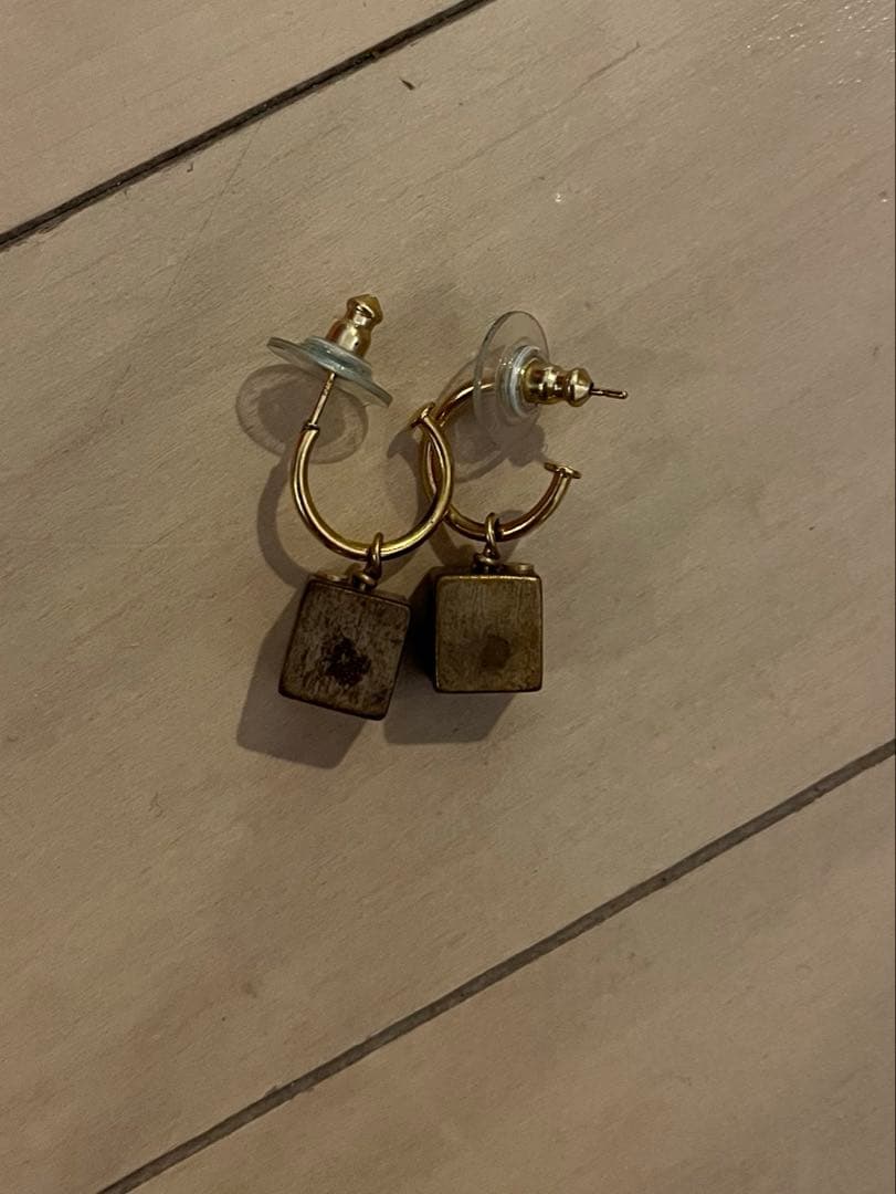 ジャンク　CHANEL ロゴ入りフープピアス　キューブ　ゴールド