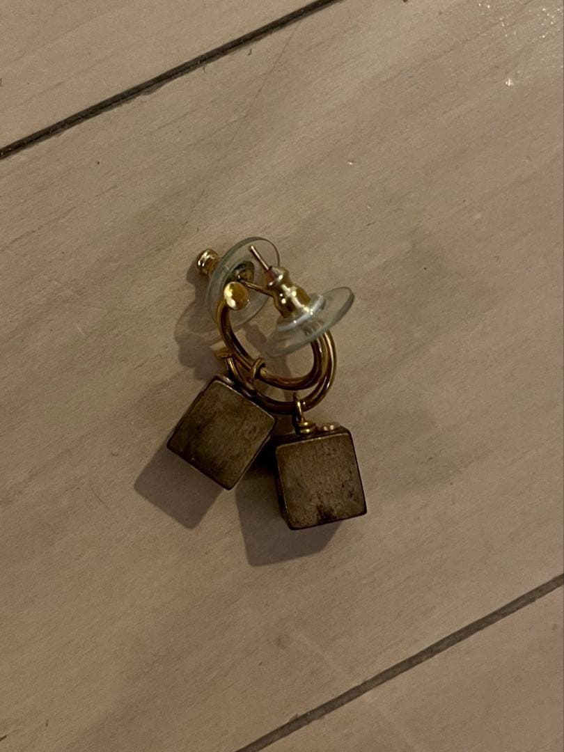 ジャンク　CHANEL ロゴ入りフープピアス　キューブ　ゴールド