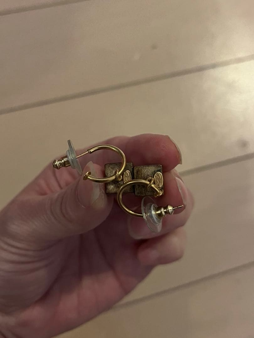 ジャンク　CHANEL ロゴ入りフープピアス　キューブ　ゴールド