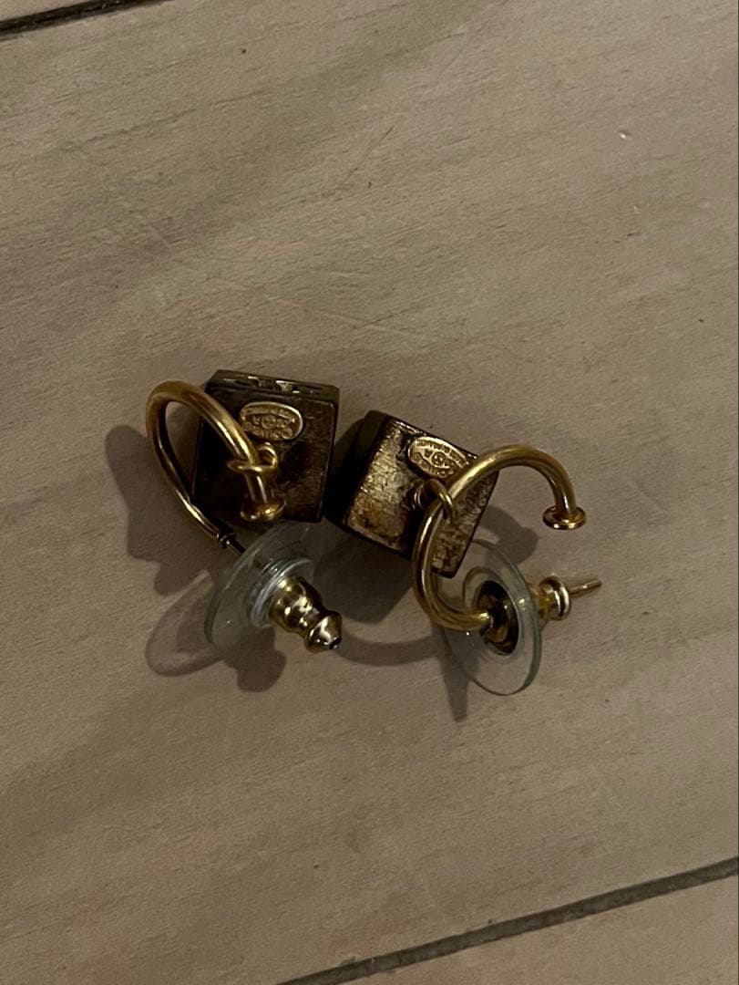 ジャンク　CHANEL ロゴ入りフープピアス　キューブ　ゴールド