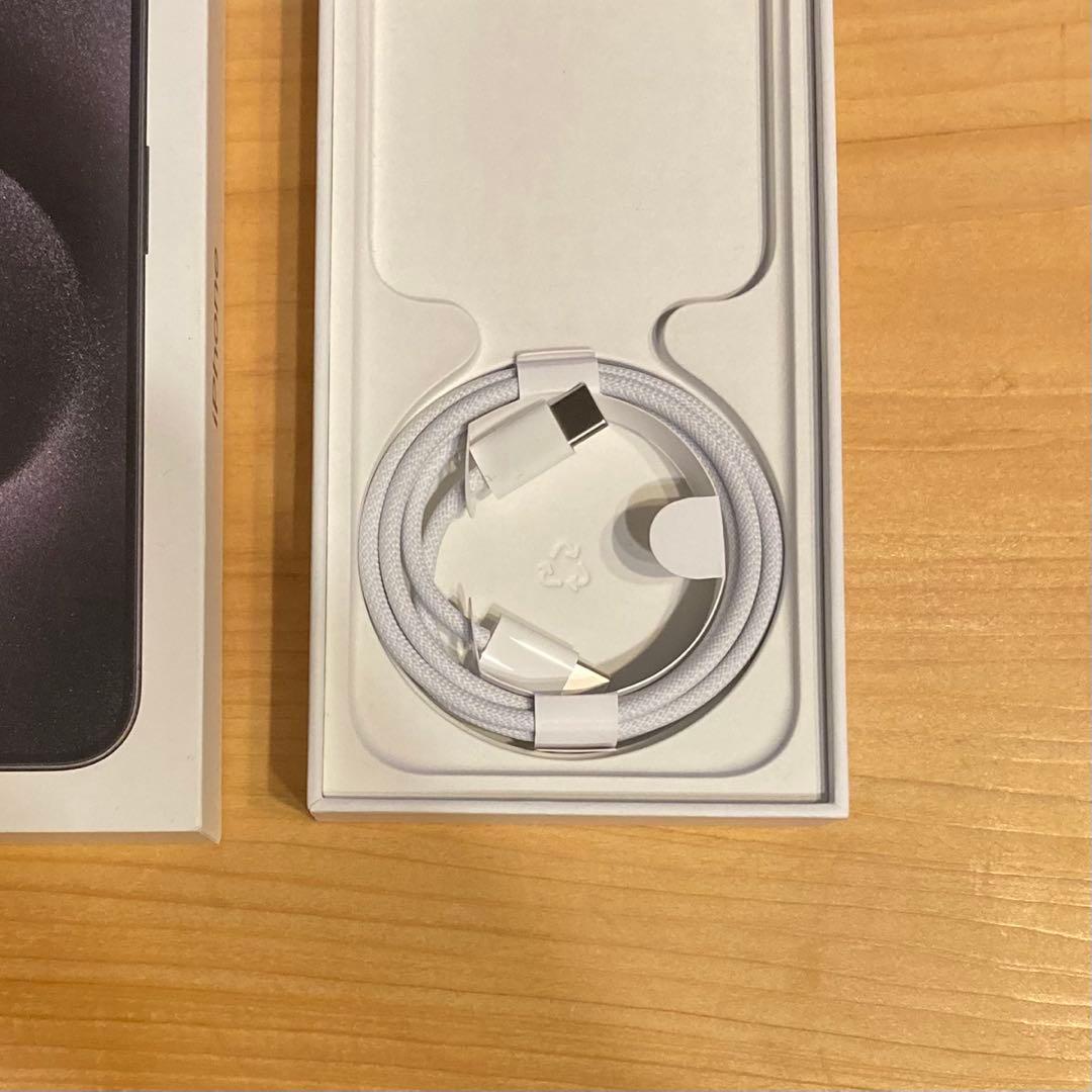 Apple iPhone 15Pro ブラックチタニウム本体