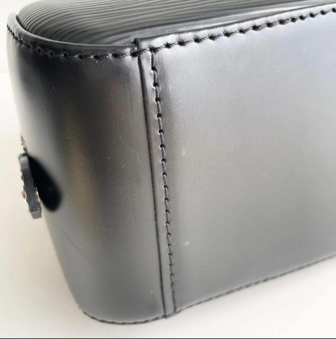 Louis Vuitton エピレザー ブラック ハンドバッグ