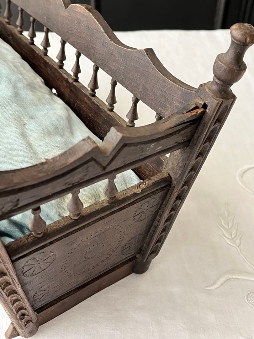 【美品】フランスアンティーク ブルターニュ木製細工 ドール用ベッド[3114]