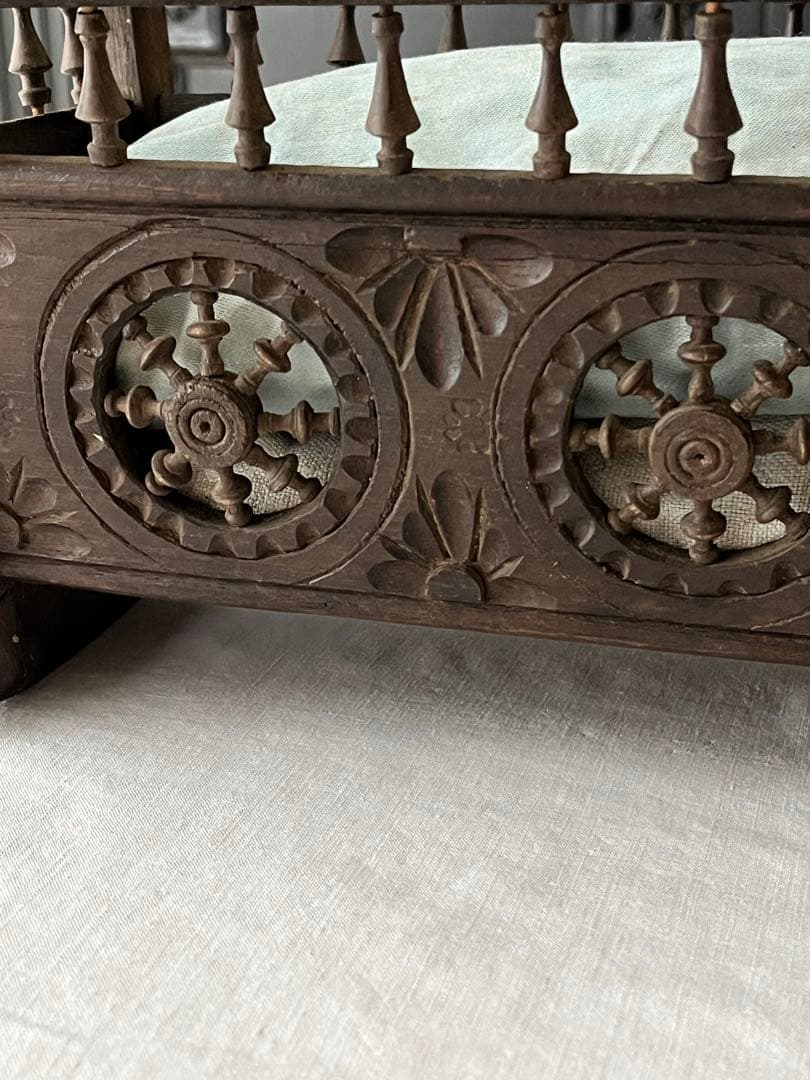 【美品】フランスアンティーク ブルターニュ木製細工 ドール用ベッド[3114]