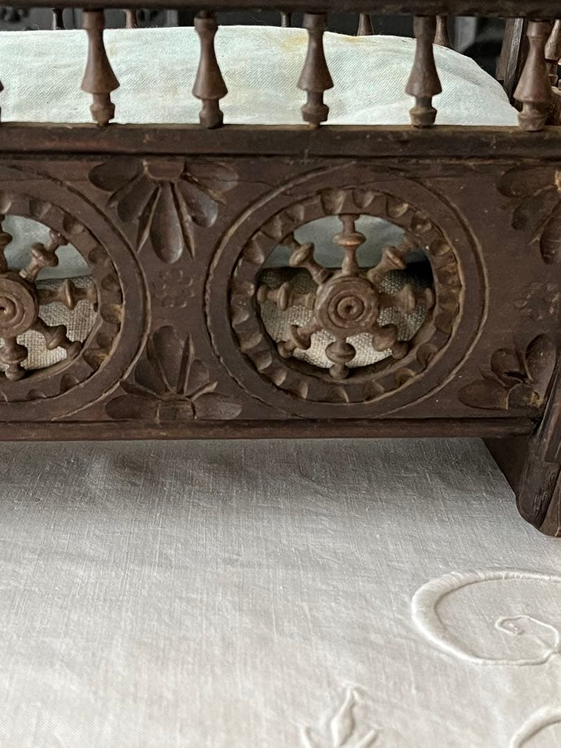 【美品】フランスアンティーク ブルターニュ木製細工 ドール用ベッド[3114]