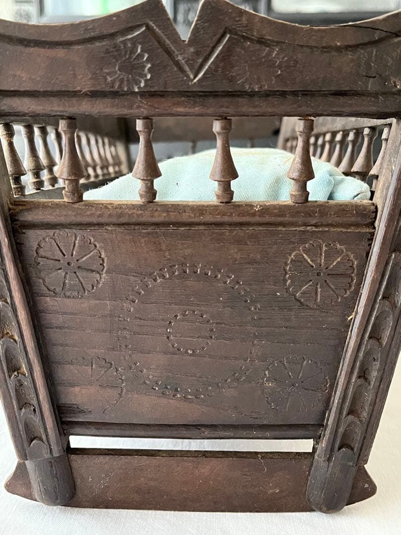 【美品】フランスアンティーク ブルターニュ木製細工 ドール用ベッド[3114]