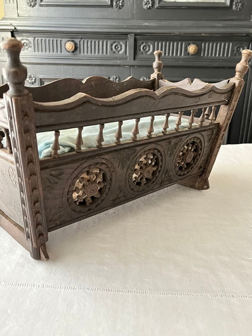 【美品】フランスアンティーク ブルターニュ木製細工 ドール用ベッド[3114]