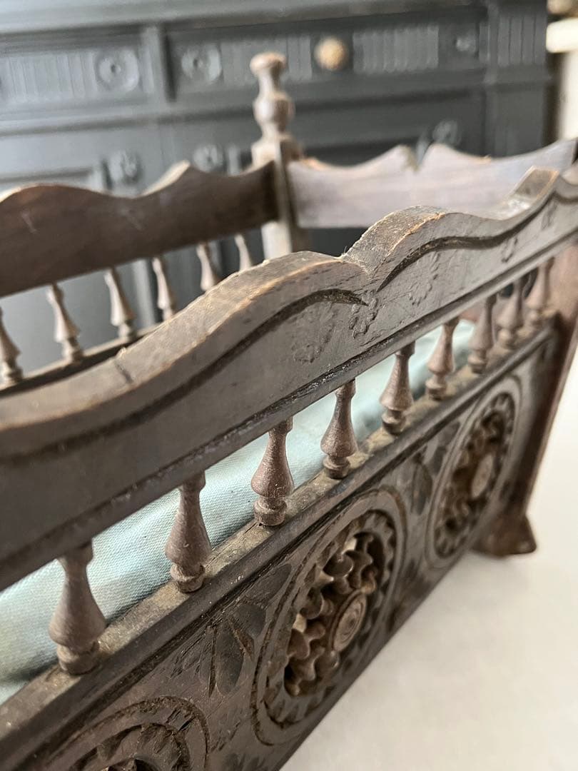 【美品】フランスアンティーク ブルターニュ木製細工 ドール用ベッド[3114]