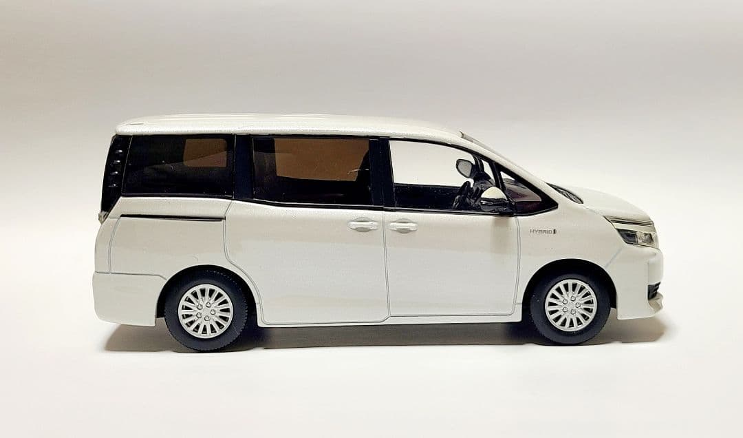 トヨタ 80系 ヴォクシー カラーサンプル