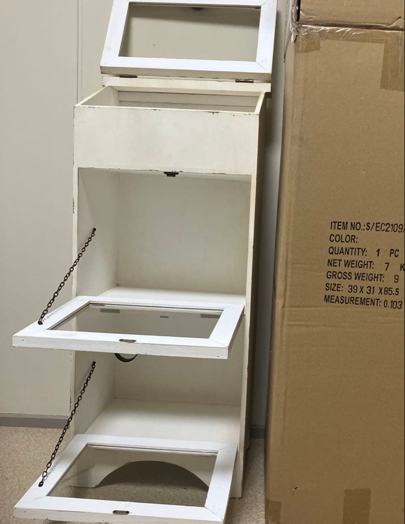 新品　アンティーク調　ガラスキャビネット