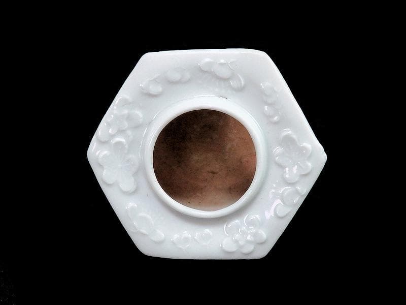 古伊万里　白磁　壺型　陽刻　梅花の図　六角　盃台　D193AS-CGn