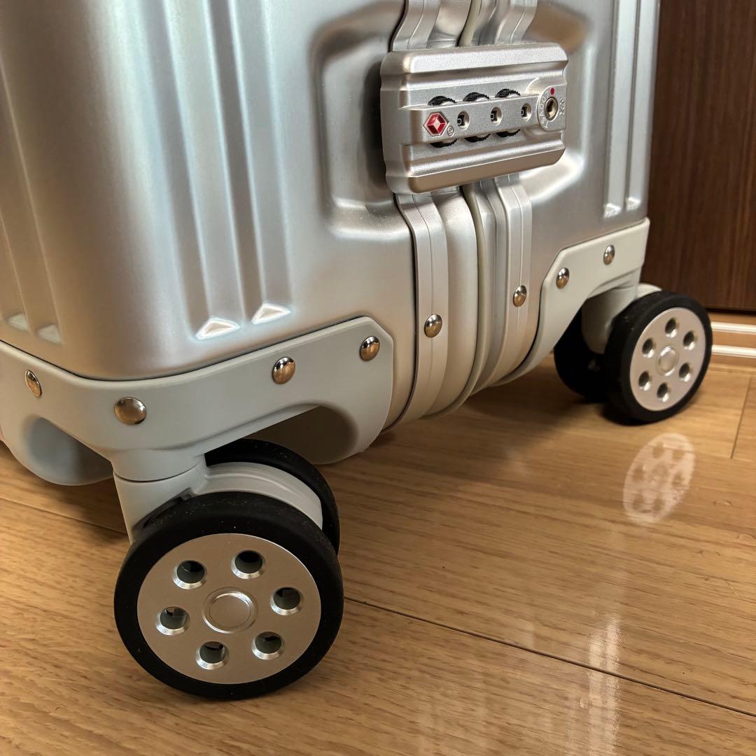 【未使用】メルセデスベンツ　アルミキャリーケース　スーツケース送料込65ℓ