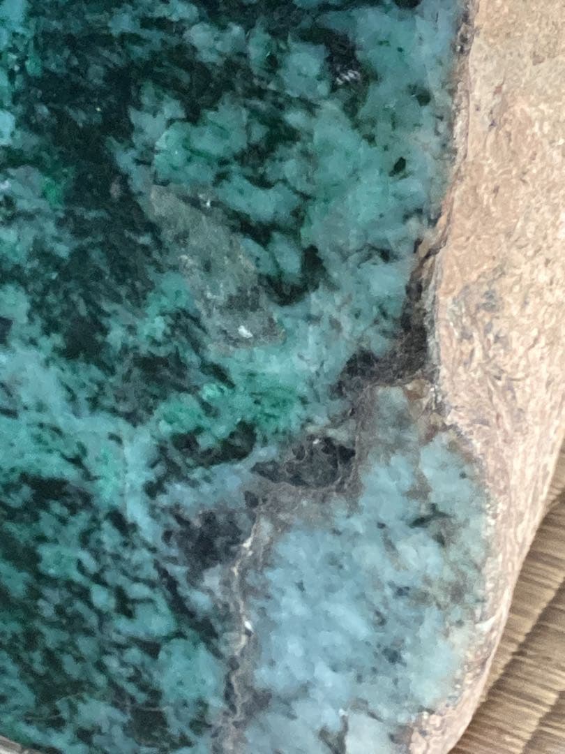 翡翠原石ミャンマー　鉱物石コレクション品一面カット10kチョイ高さ約30cm置物