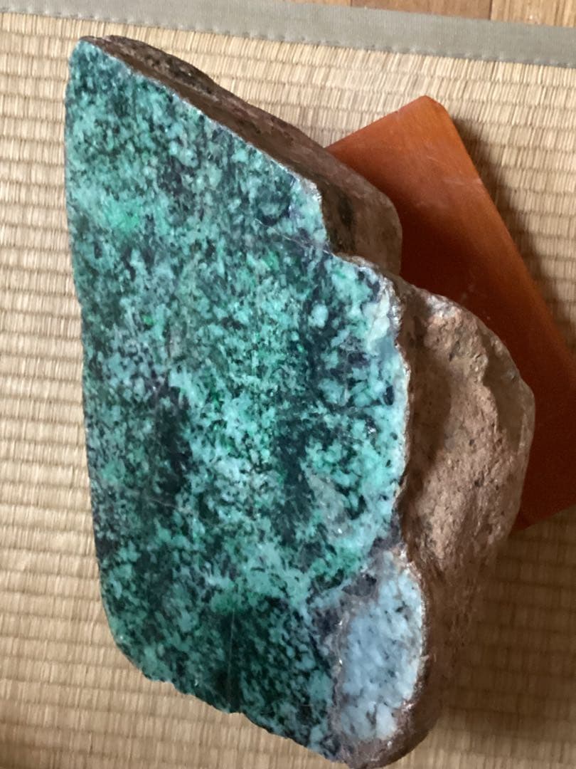 翡翠原石ミャンマー　鉱物石コレクション品一面カット10kチョイ高さ約30cm置物