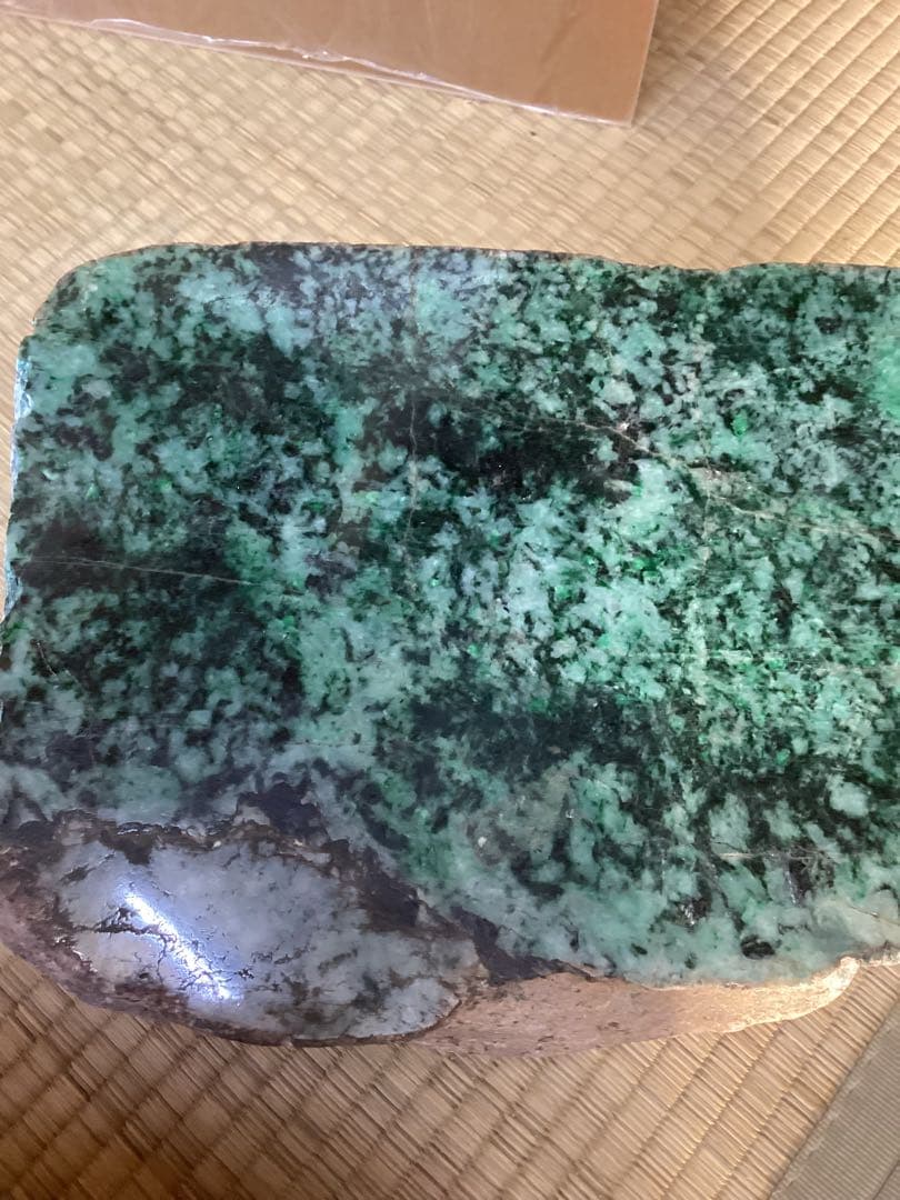 翡翠原石ミャンマー　鉱物石コレクション品一面カット10kチョイ高さ約30cm置物