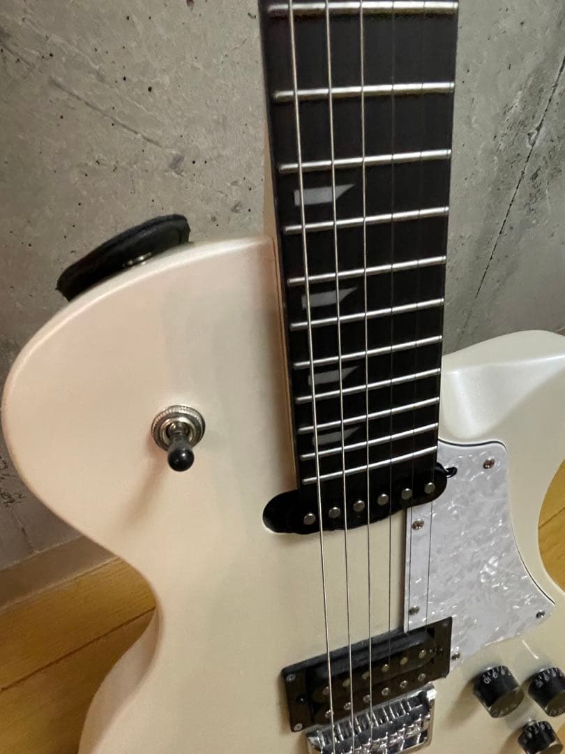 ホワイトレスポールタイプエレキギター