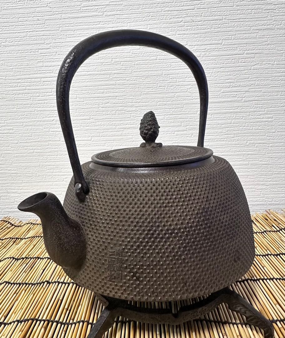 未使用品、タグ付　南部三厳堂造　２０型アラレ　南部鉄瓶　南部鉄器　調理器具