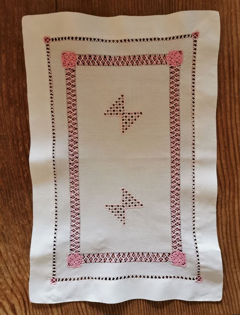 アンティーク イタリア購入 ハーダンガー蝶々刺繍 レアで美しいピンク糸刺繍クロス