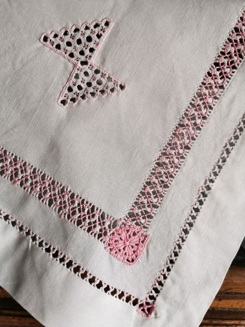 アンティーク イタリア購入 ハーダンガー蝶々刺繍 レアで美しいピンク糸刺繍クロス