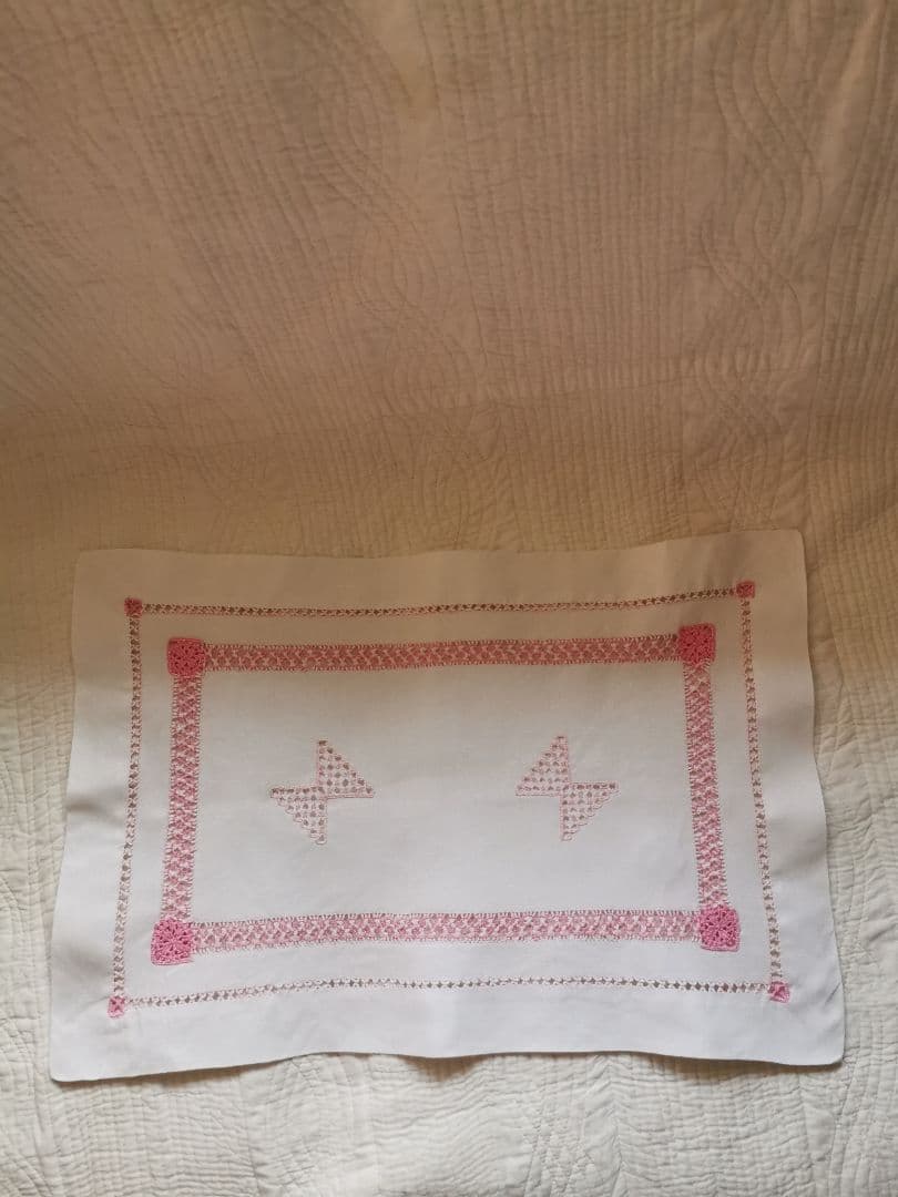 アンティーク イタリア購入 ハーダンガー蝶々刺繍 レアで美しいピンク糸刺繍クロス