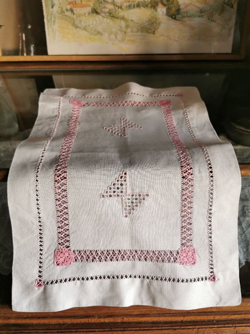 アンティーク イタリア購入 ハーダンガー蝶々刺繍 レアで美しいピンク糸刺繍クロス