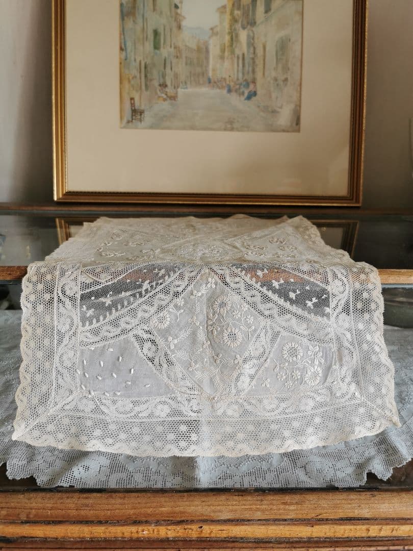 アンティーク オーガンジー盛上花刺繍 カーキグレー ノルマンディーレースランナー