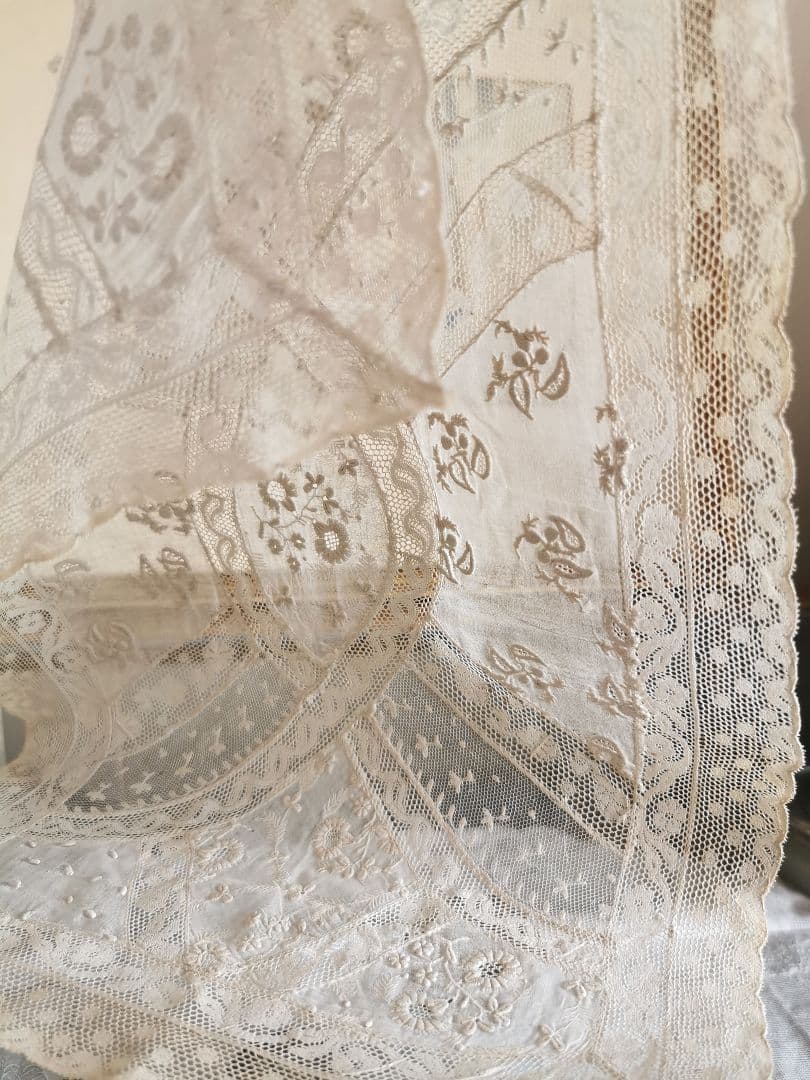 アンティーク オーガンジー盛上花刺繍 カーキグレー ノルマンディーレースランナー