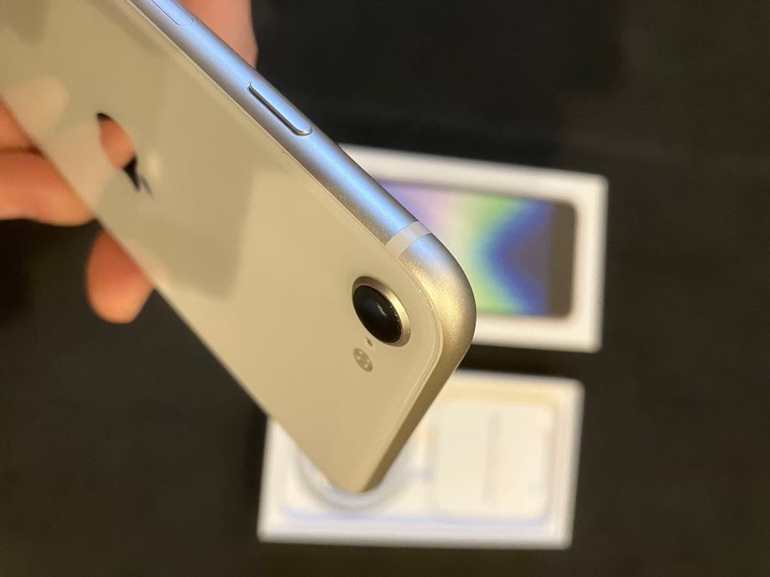 iPhone SE (3世代) ホワイト系SIMフリー美品ケーブル箱付